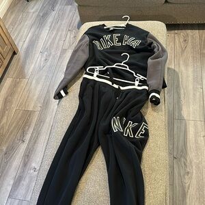 Nike sweatpants and sweatshirt. Set